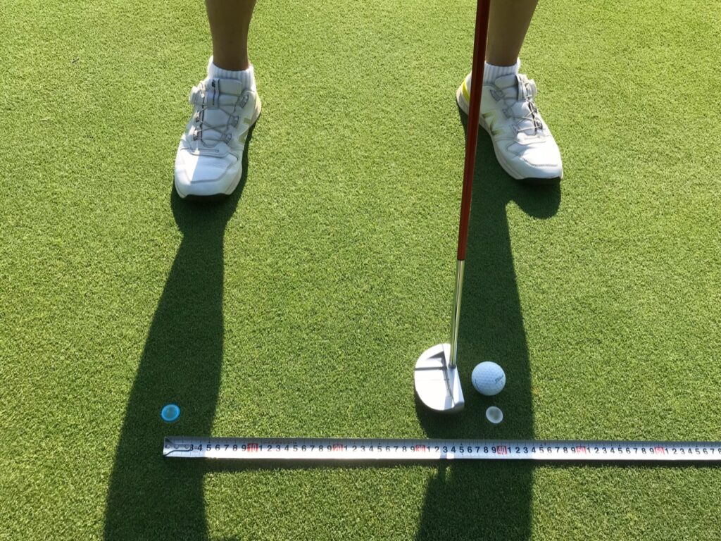 ゴルフボール転がり検証の写真。ボールの位置とテークバックの目安にマークをして実施