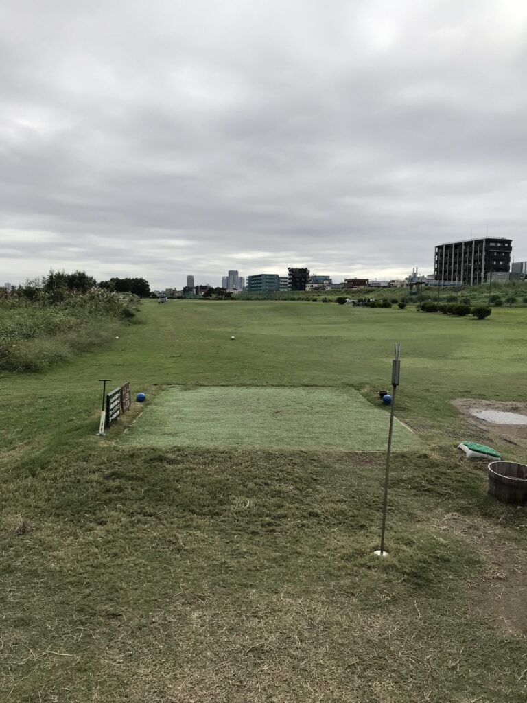 多摩川ゴルフ俱楽部1番ホールティーグランドからホールを望む