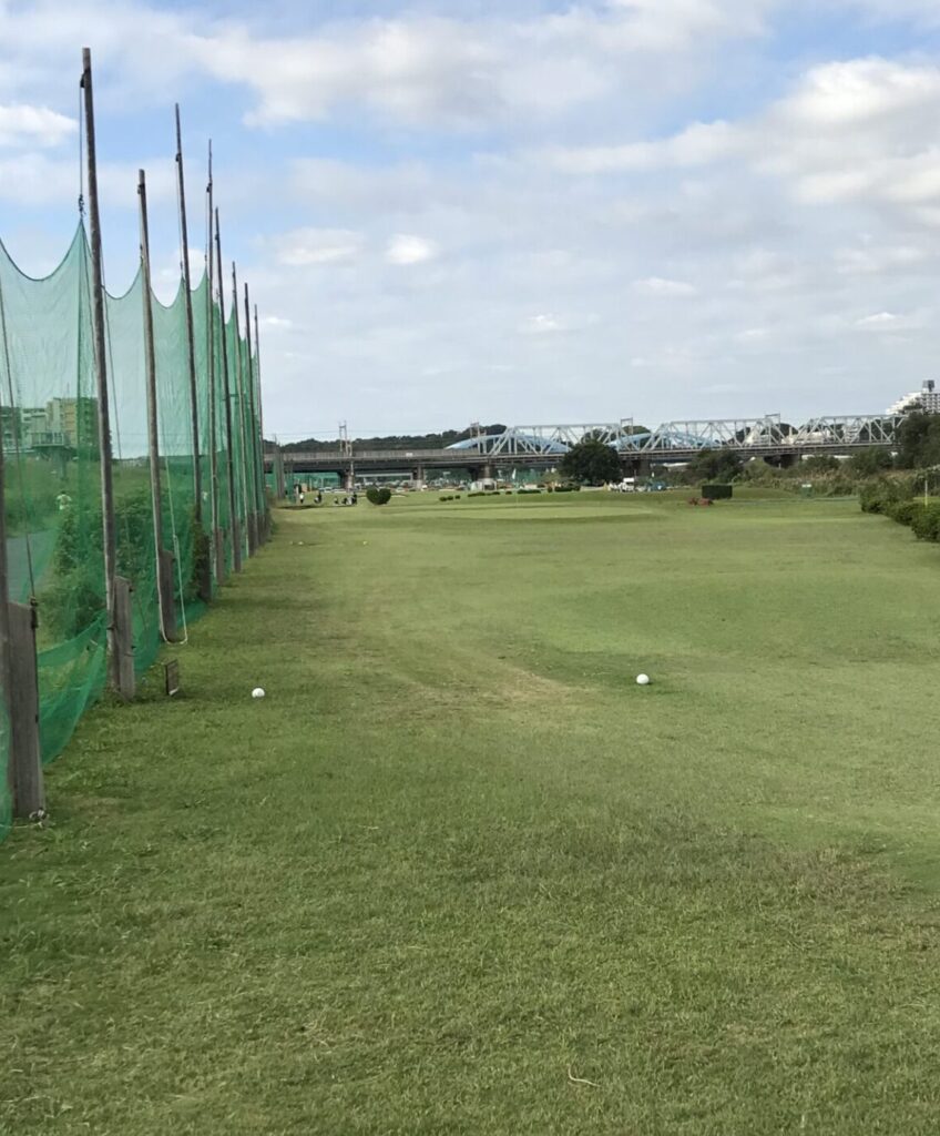 多摩川ゴルフ俱楽部のラフにある白ティーグランドを撮影した写真